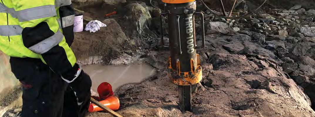 Rompedor hidráulico HRB-1000 introducido en un agujero perforado